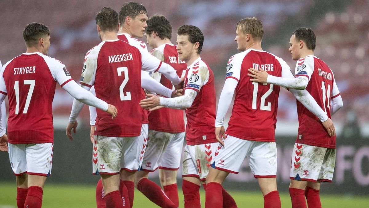 Los jugadores de Dinamarca hacen piña tras uno de los goles anotados