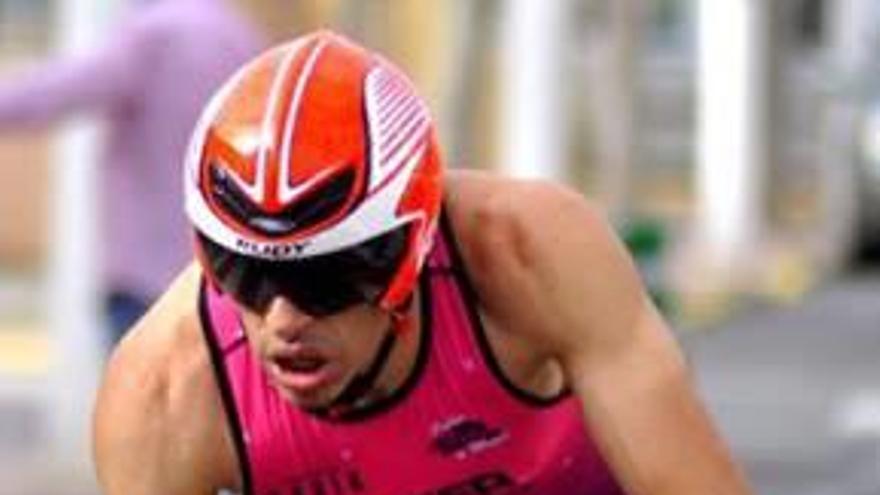 El antellense Paco Grau se impone en el triatlón de Oropesa