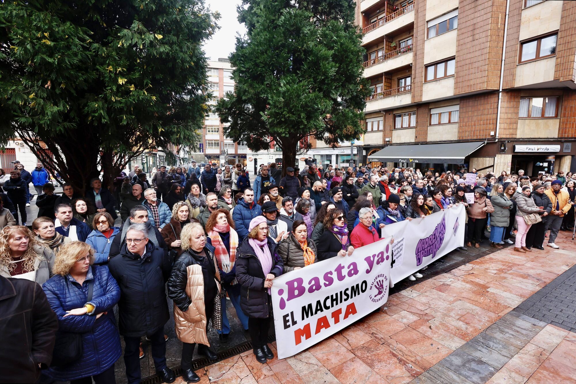 Multitudinaria manifestación en Langreo de repulsa por la muerte de Karilenia