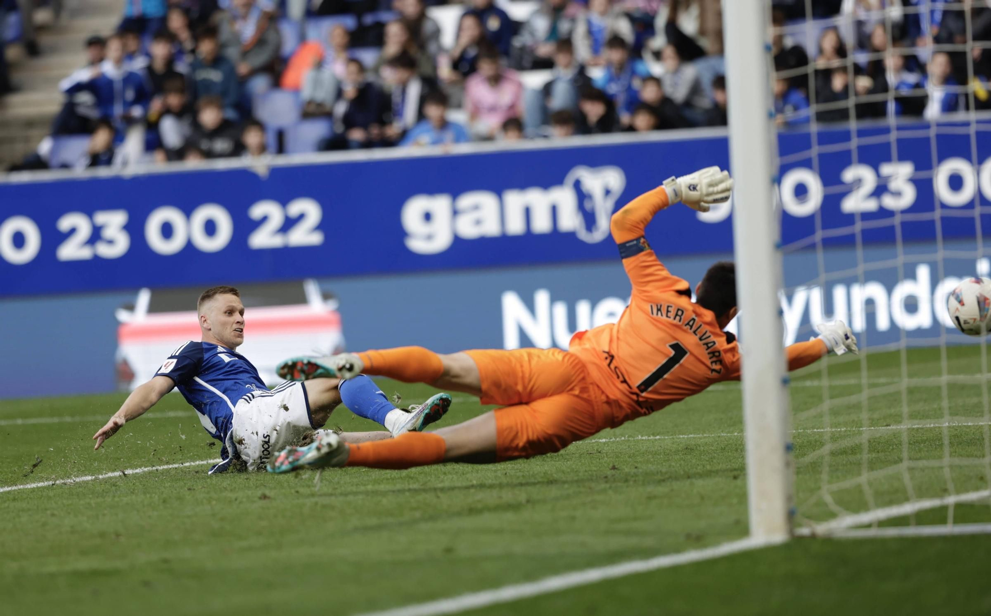 Alemão pega más duro y el Oviedo vuelve a ganar: 2-1