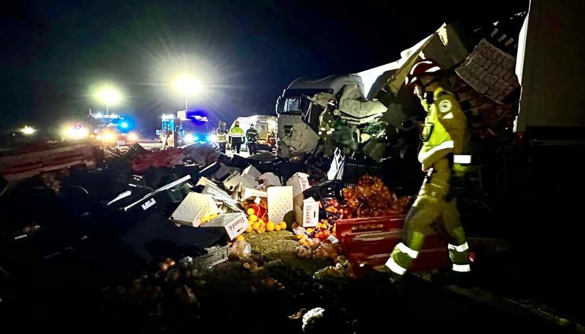 Los bomberos intervienen en el lugar del accidente.