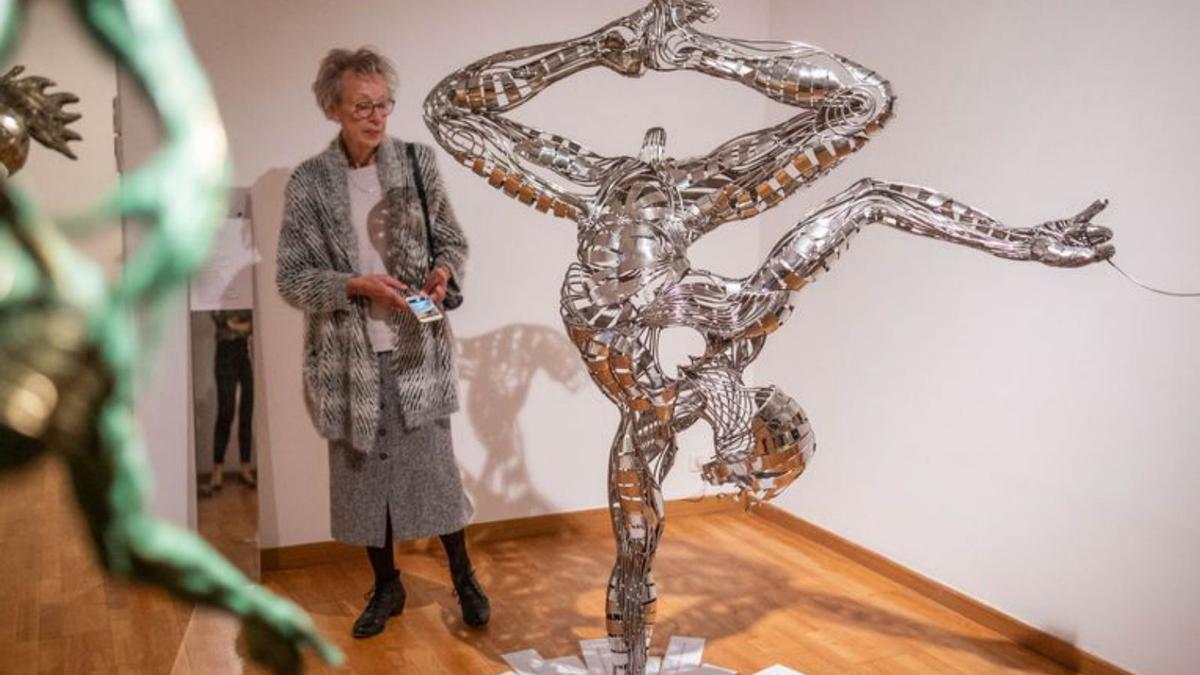 El escultor Julio Nieto lleva ‘Connected or disconnected?’ al museo municipal