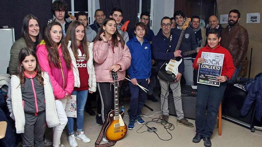 Los participantes en el concierto del sábado, ayer, a punto de iniciar el ensayo. // Bernabé / Juan Carlos Asorey