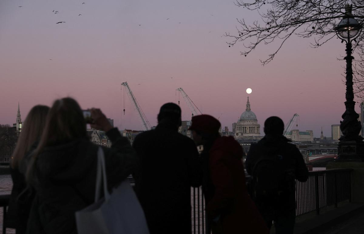 Expectación en Londres mientras la Luna del Lobo se eleva sobre la Catedral de St Paul’s.