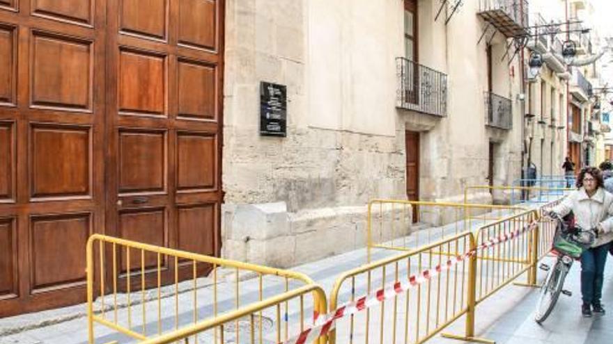 El Ayuntamiento da 15 días para reparar cornisas de la Calle Mayor