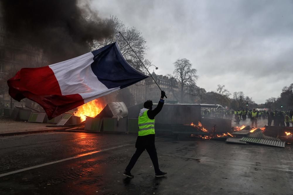 Enfrentamientos entre ''chalecos amarillos'' y Policía en París