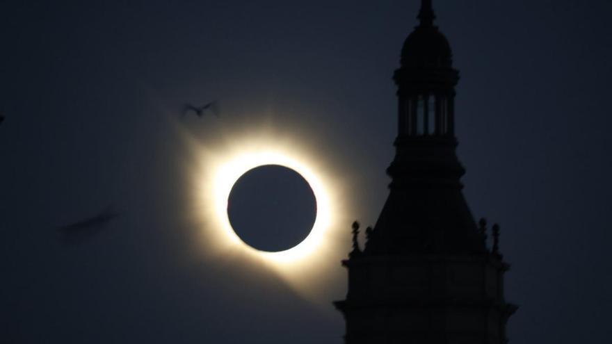 Zaragoza transita por "los colores" entre la luz y la oscuridad del eclipse: "Ha sido demasiado hermoso para ser verdad"