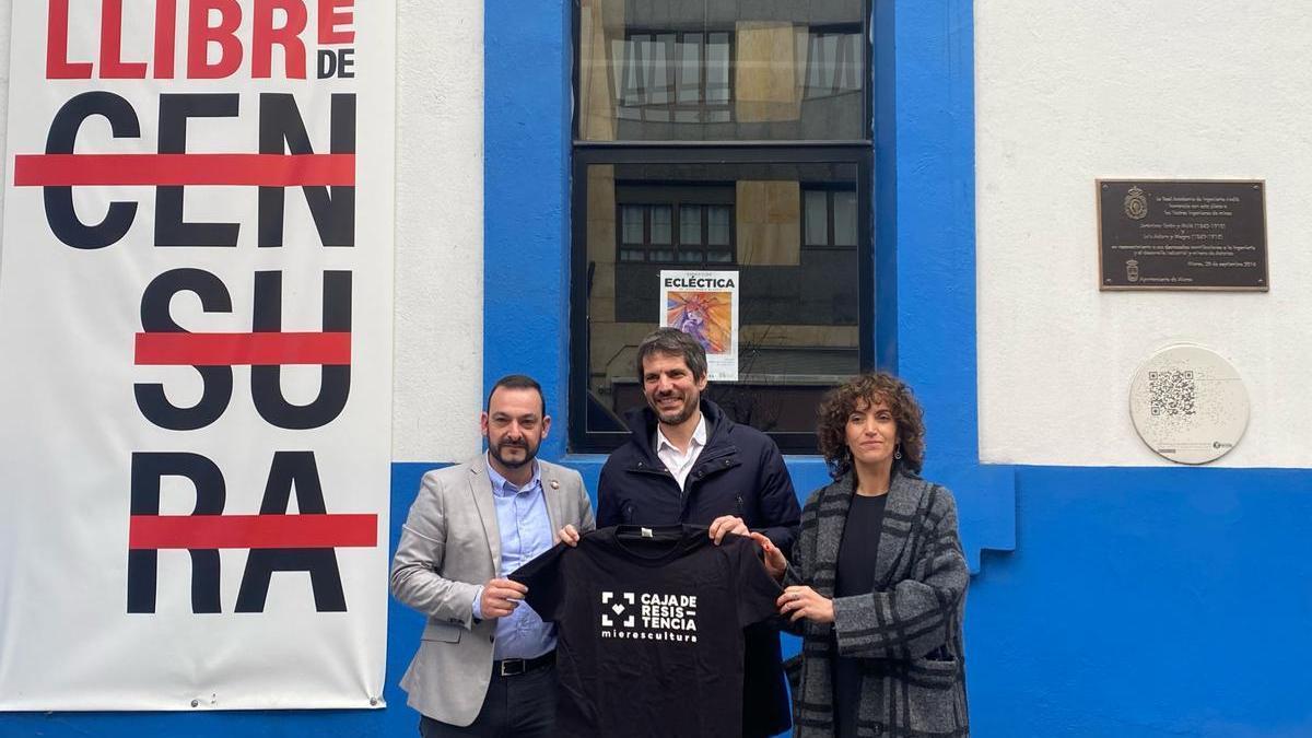 Manuel Ángel Álvarez, Ernest Urtasun y Rocío Antela, con una camiseta del ciclo &quot;Caja de Resistencia&quot;