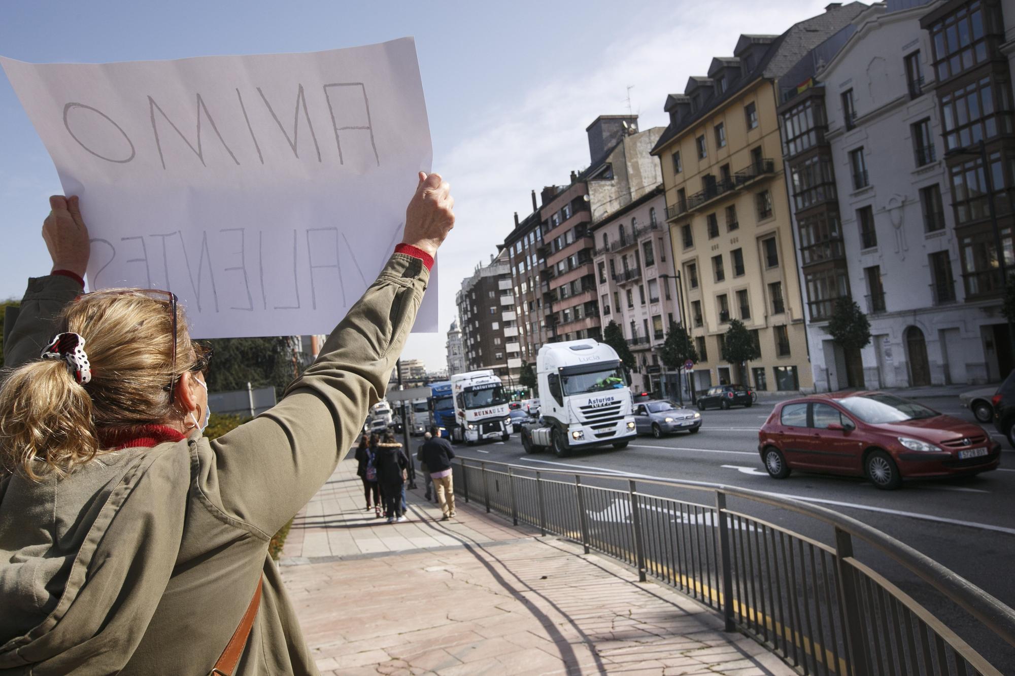 EN IMÁGENES: Los transportistas inundan las calles de Oviedo de camiones para visibilizar su protesta