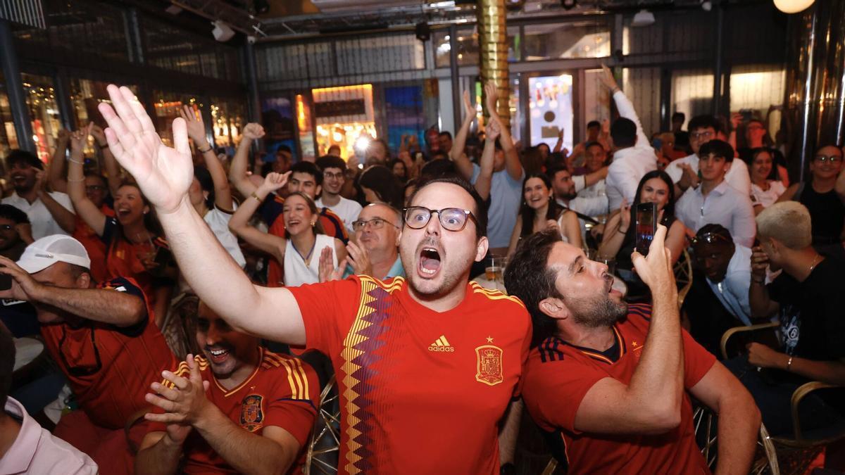 El ambiente del España-Portugal en Córdoba, en imágenes