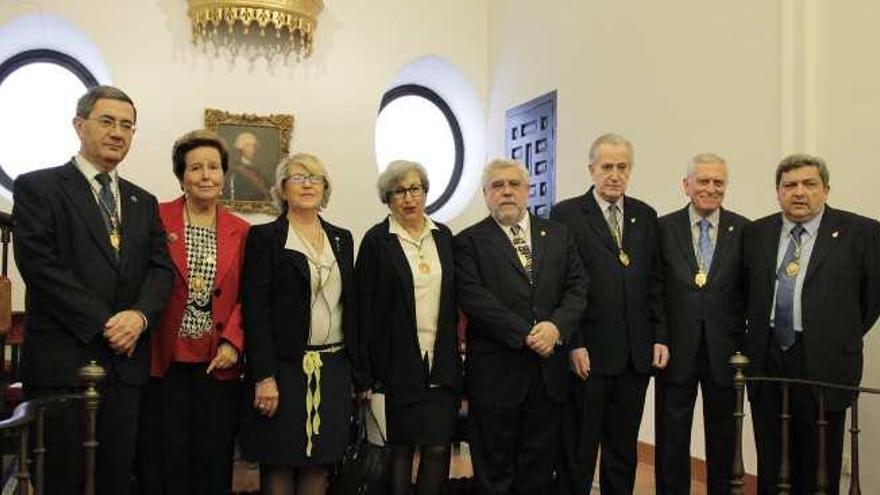 Foto de familia de la nueva junta directiva de la Real Academia de Bellas Artes de San Telmo.