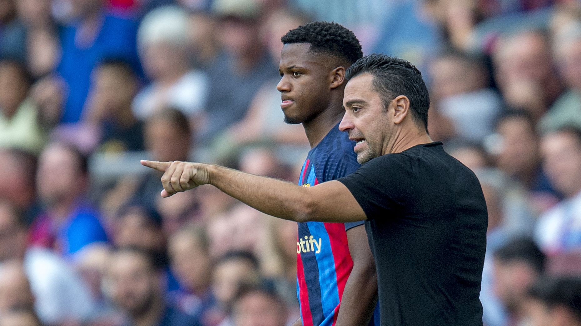 Xavi da instrucciones a Ansu antes de que salga en el Barça-Elche del Camp Nou.