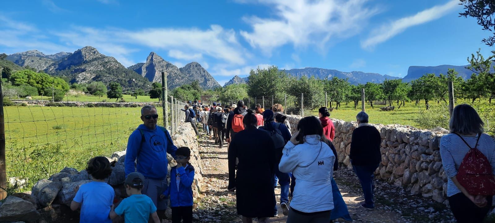 Unas 300 personas exigen la "apertura inmediata" del camí de Passatemps, en Bunyola