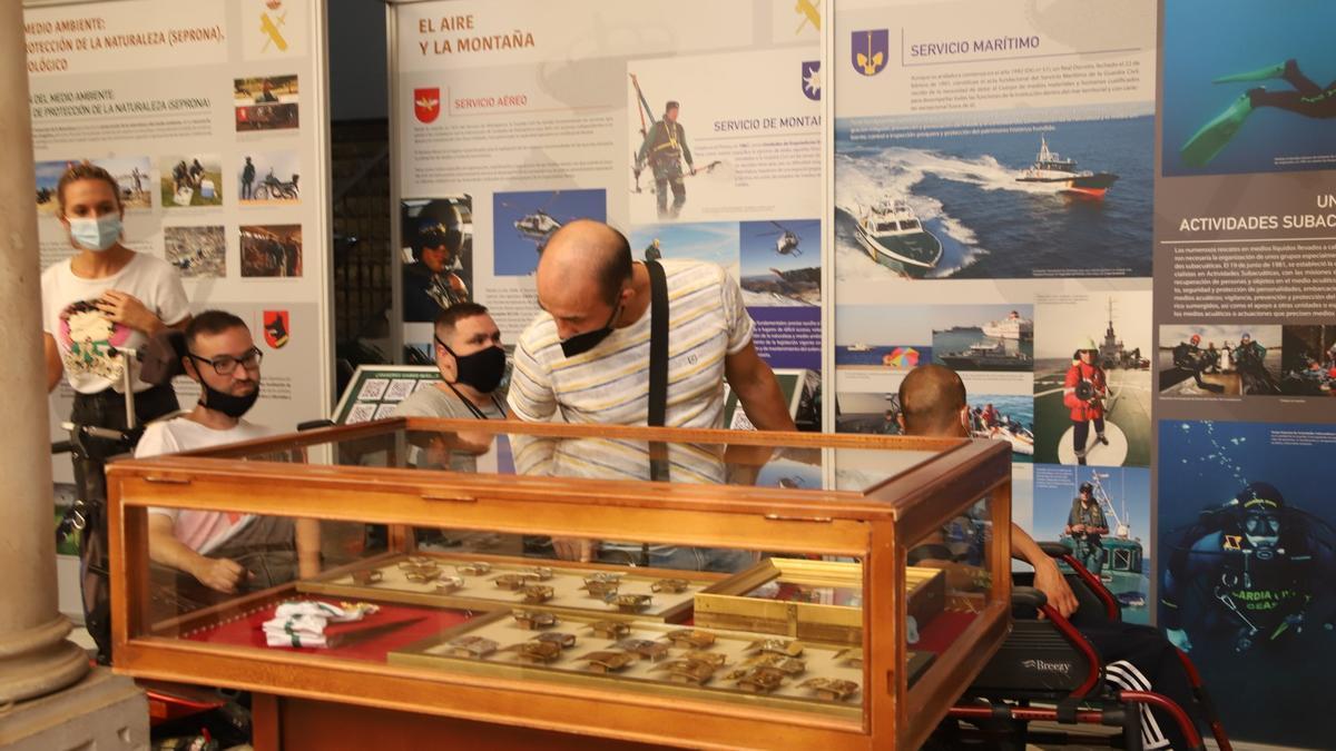 Paneles expositivos de la muestra sobre la Guardia Civil en la Diputación de Córdoba.