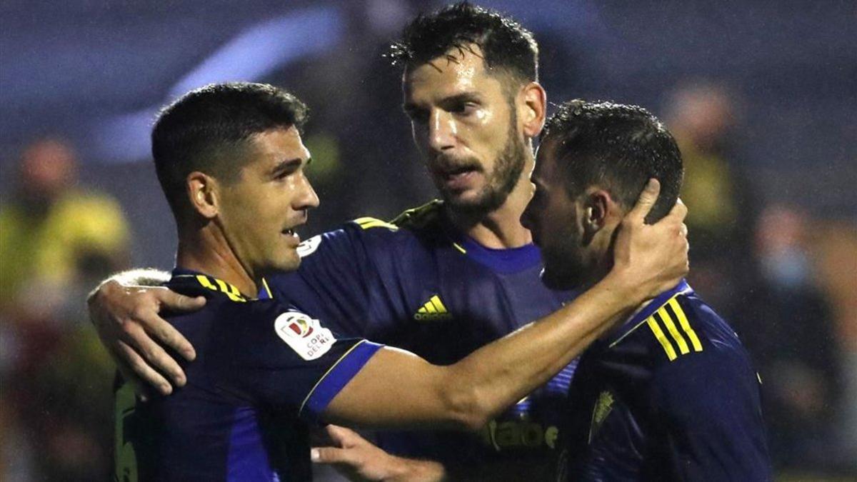 Garrido celebra el gol con sus compañeros