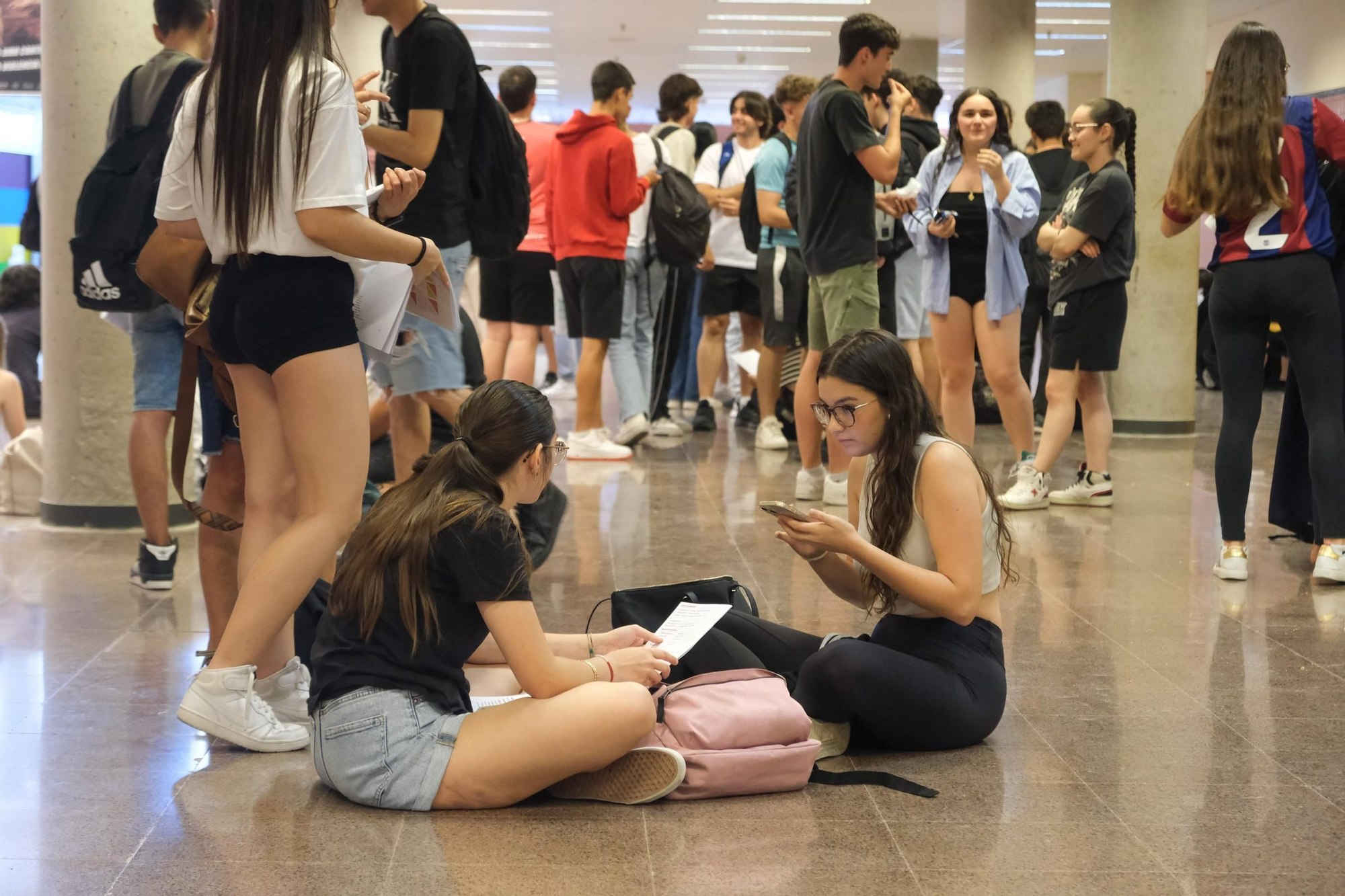 Muchos nervios en el primer día de exámenes de la PAU en Elche