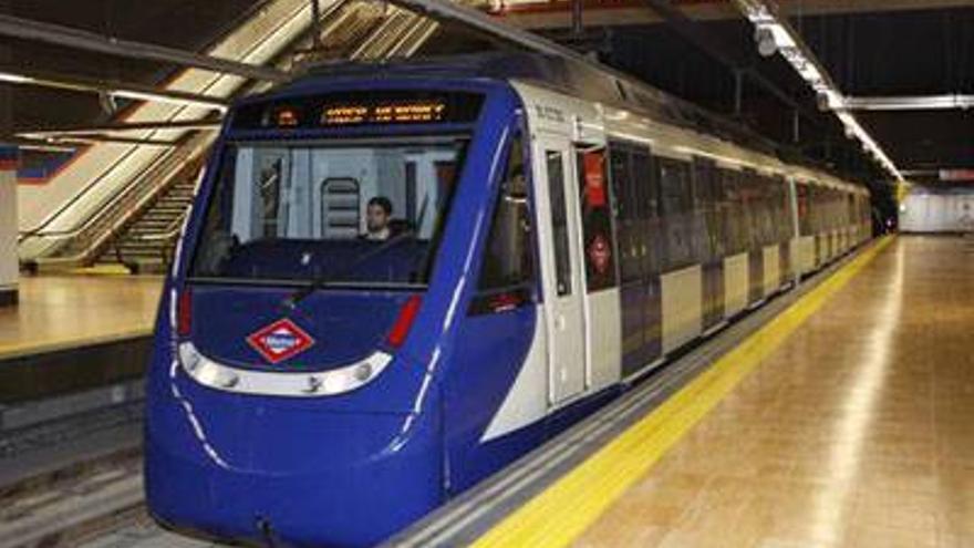 Un joven de 18 años pierde una pierna tras ser arrollado por el Metro