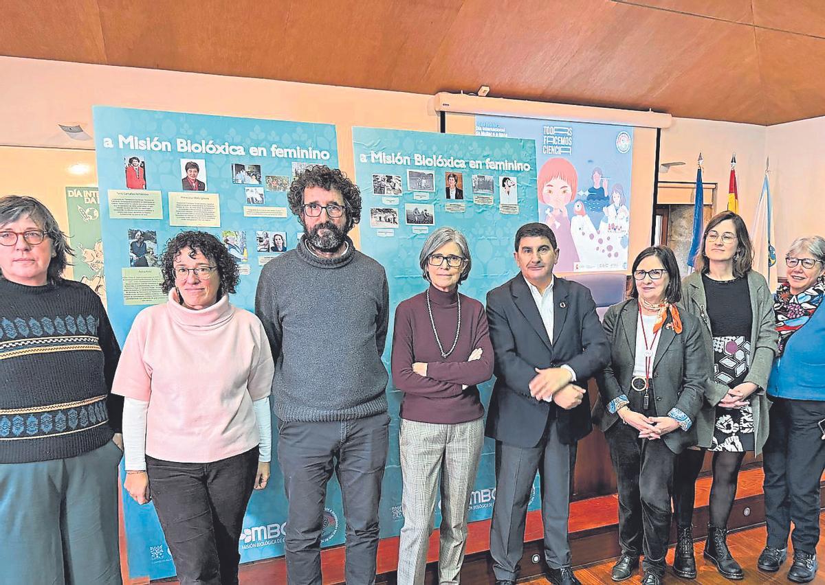 El delegado del Gobierno, con representantes de la Misión Biológica, ayer en Salcedo.