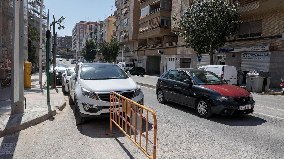 Un coche mal aparcado junto a una valla de señalización en este mismo entorno