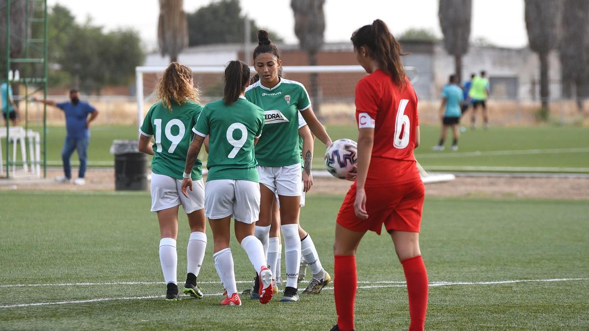 Jugadoras del Córdoba Femenino celebrando un gol de la internacional Wifi.