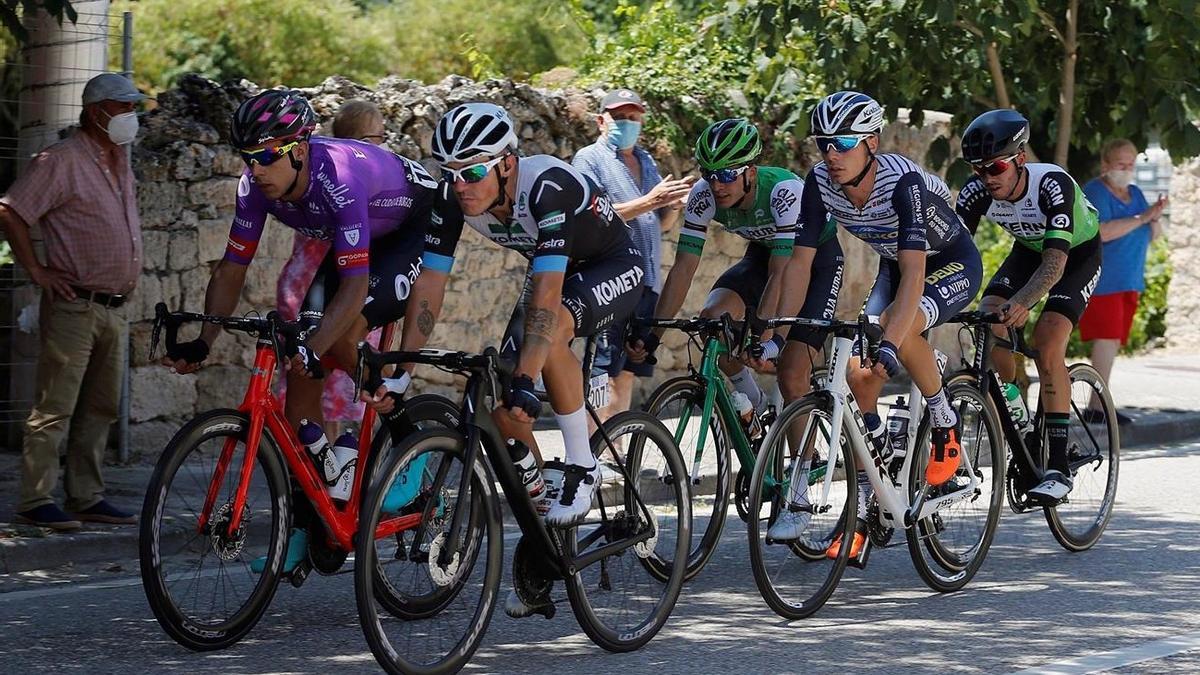 Corredores del Kern Pharma, en una escapada de una etapa de la Vuelta a Burgos