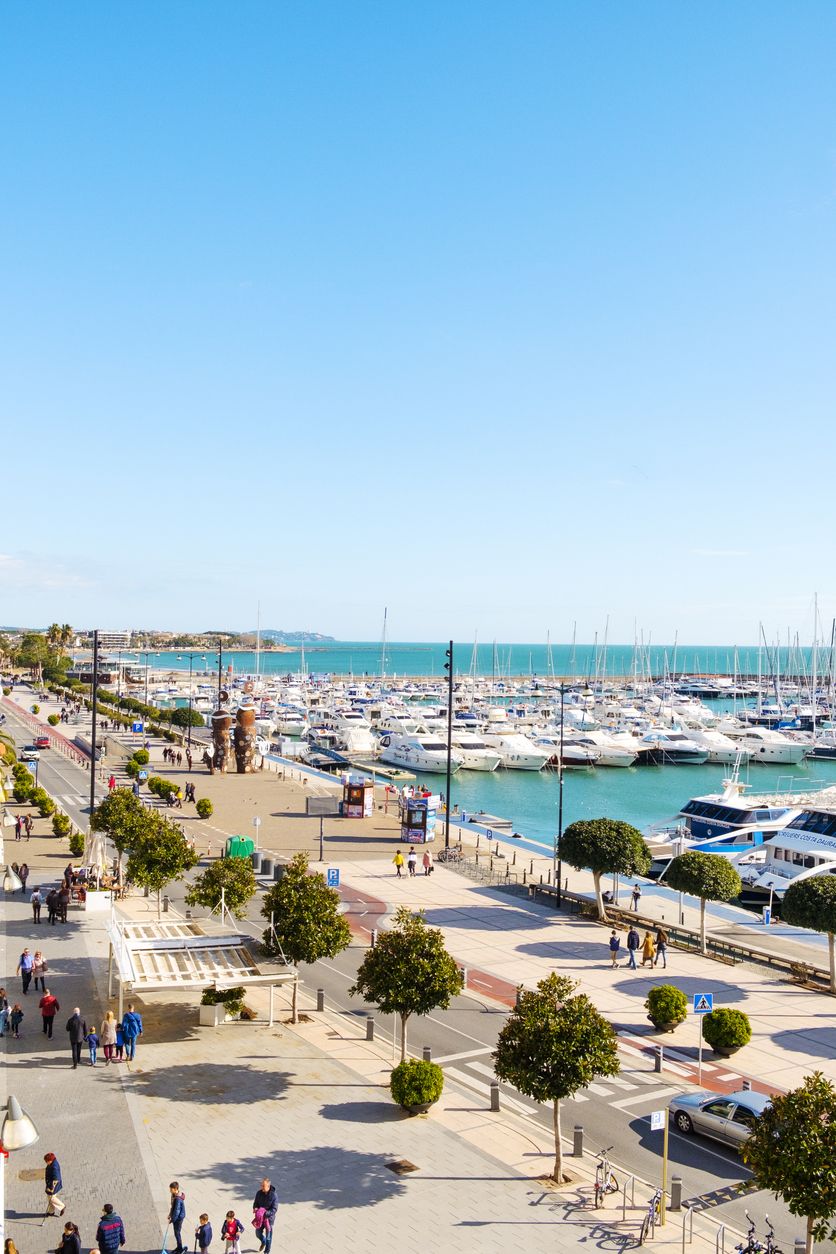 El paseo marítimo es un icono de Cambrils.