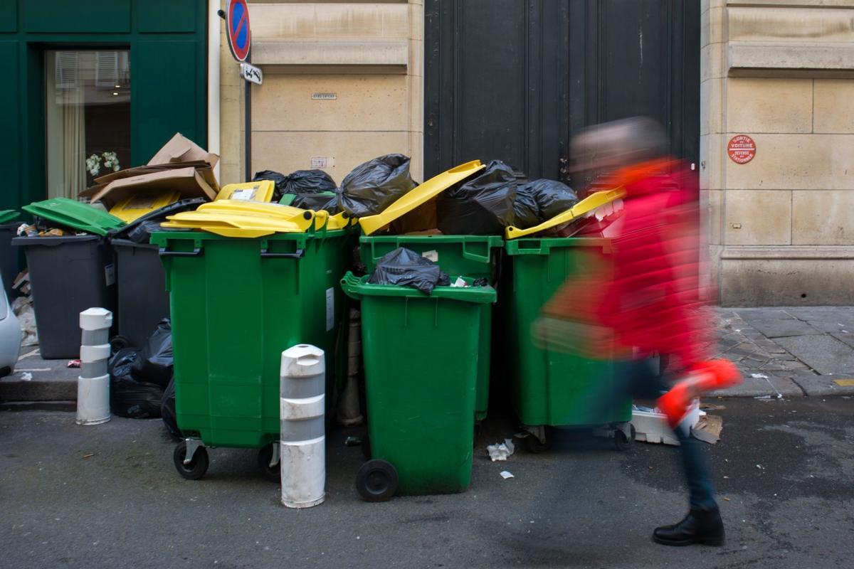 La basura se acumula en las calles de París mientras continúan las huelgas por las pensiones