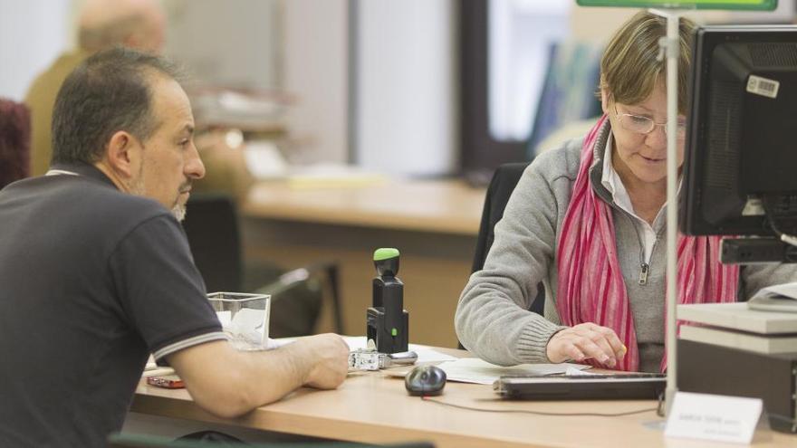 Un home és atès en una oficina de la Seguretat Social |