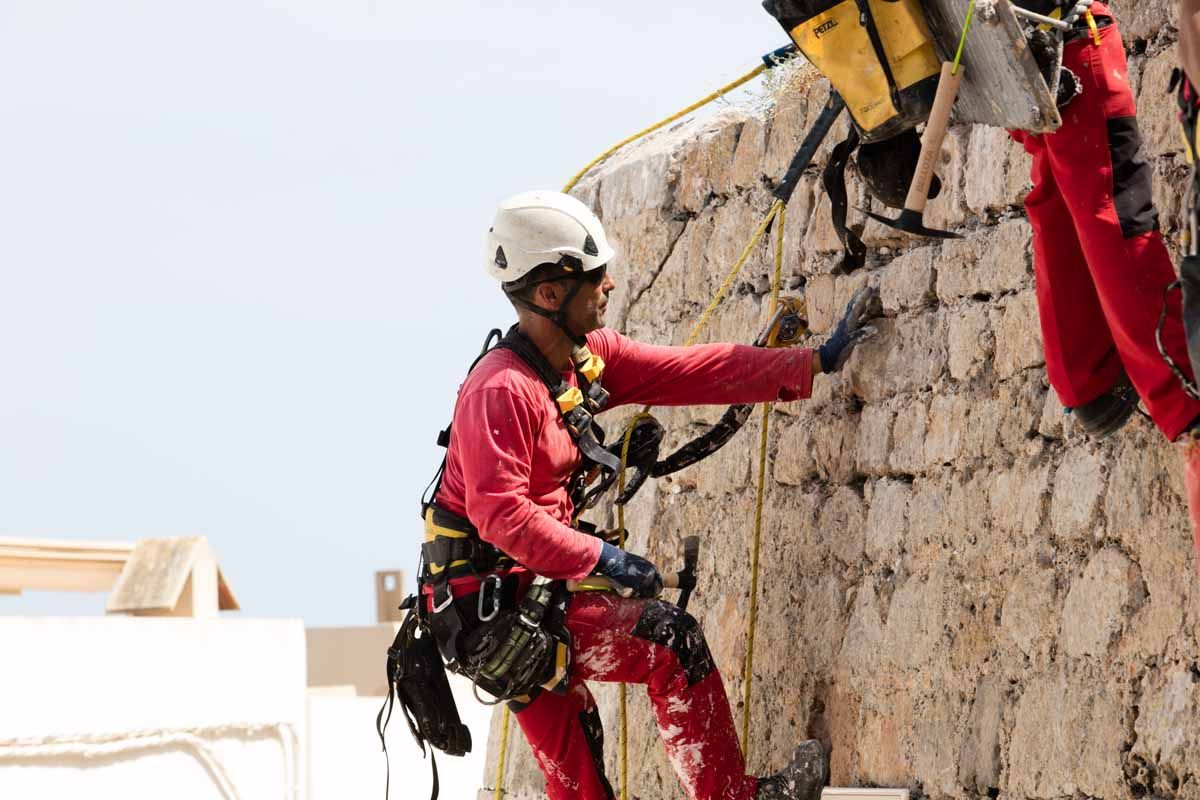 Arrancan los trabajos de limpieza de las murallas renacentistas de Ibiza