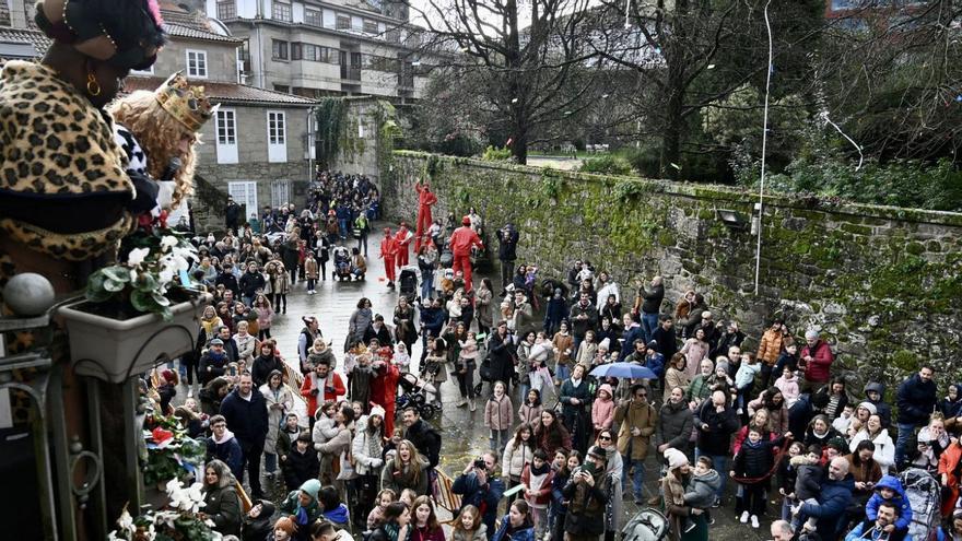 Decenas de familias participan en la recepción a los Reyes Magos en el Pazo de Mugártegui
