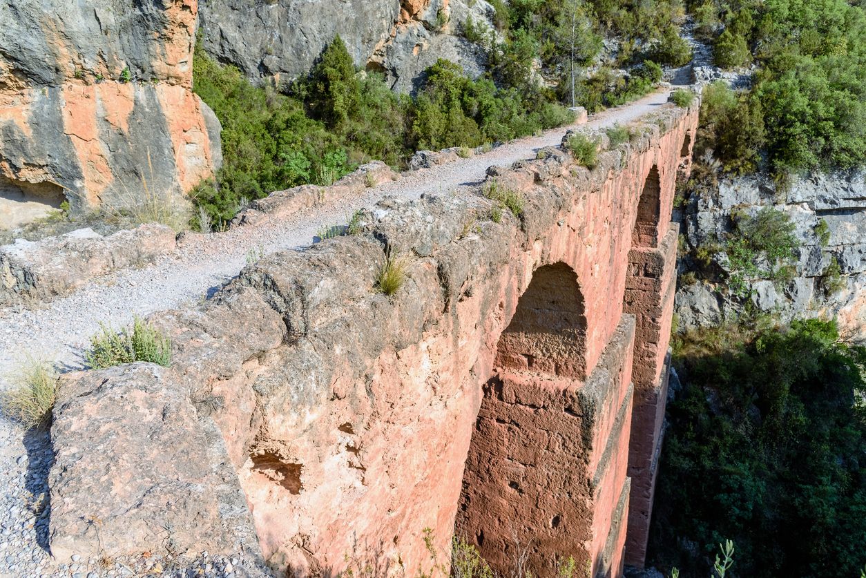 Tiene 36 metros de longitud y 33 metros de altura, y está declarado Bien de Interés Cultural.