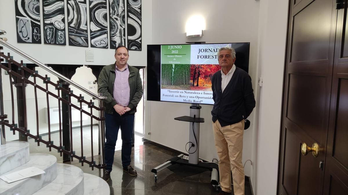 Alejandro Vega, alcalde de Villaviciosa, y Juan José Mangas, durante la presentación de la jornada.