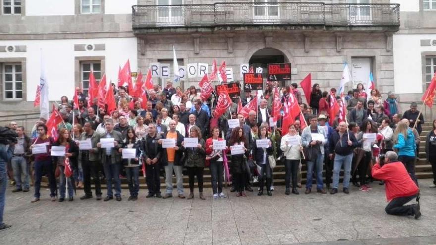 Concentración celebrada ayer en Vigo ante el museo MARCO. // FdV