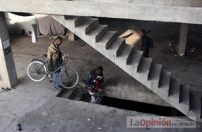 Tensión en San Pío X durante el desalojo de okupas en un edificio abandonado