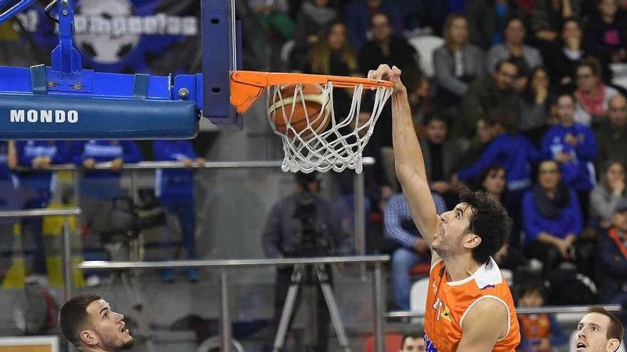 Sergio Olmos anota con rabia ante varios jugadores del Melilla Baloncesto.