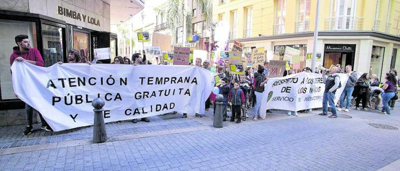 Fotografía de archivo de una manifestación realizada el año pasado por la Plataforma de Atención Temprana de Canarias a las afueras del Parlamento.