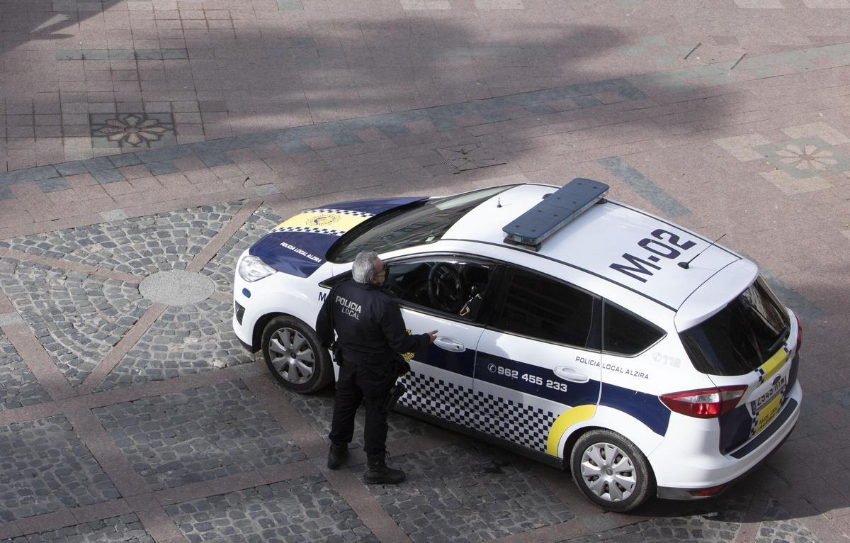 Un vehículo de la Policía Local de Alzira en una imagen de archivo.