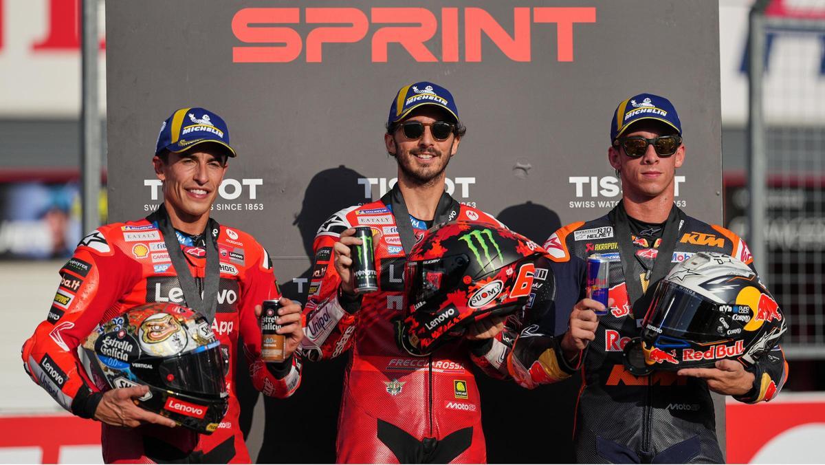Francesco Bagnaia, con Marc Márquez y Pedro Acosta, podio de la carrera 'sprint' del GP de Japón.
