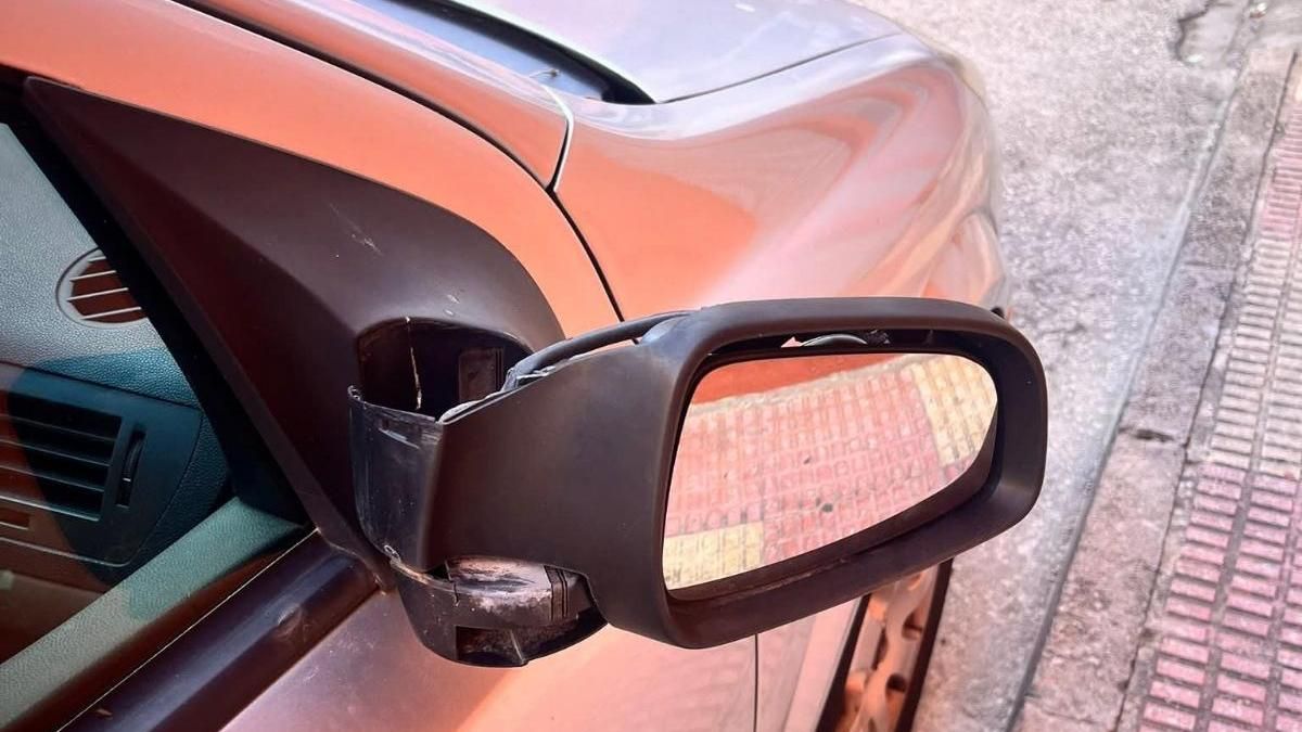 Uno de los coches vandalizados en Cullera.