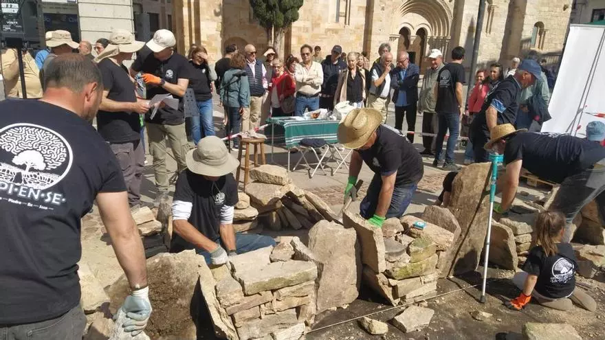 Así se construye una pared de la típica cortina de Sayago mediante piedras: demostración en directo en Zamora