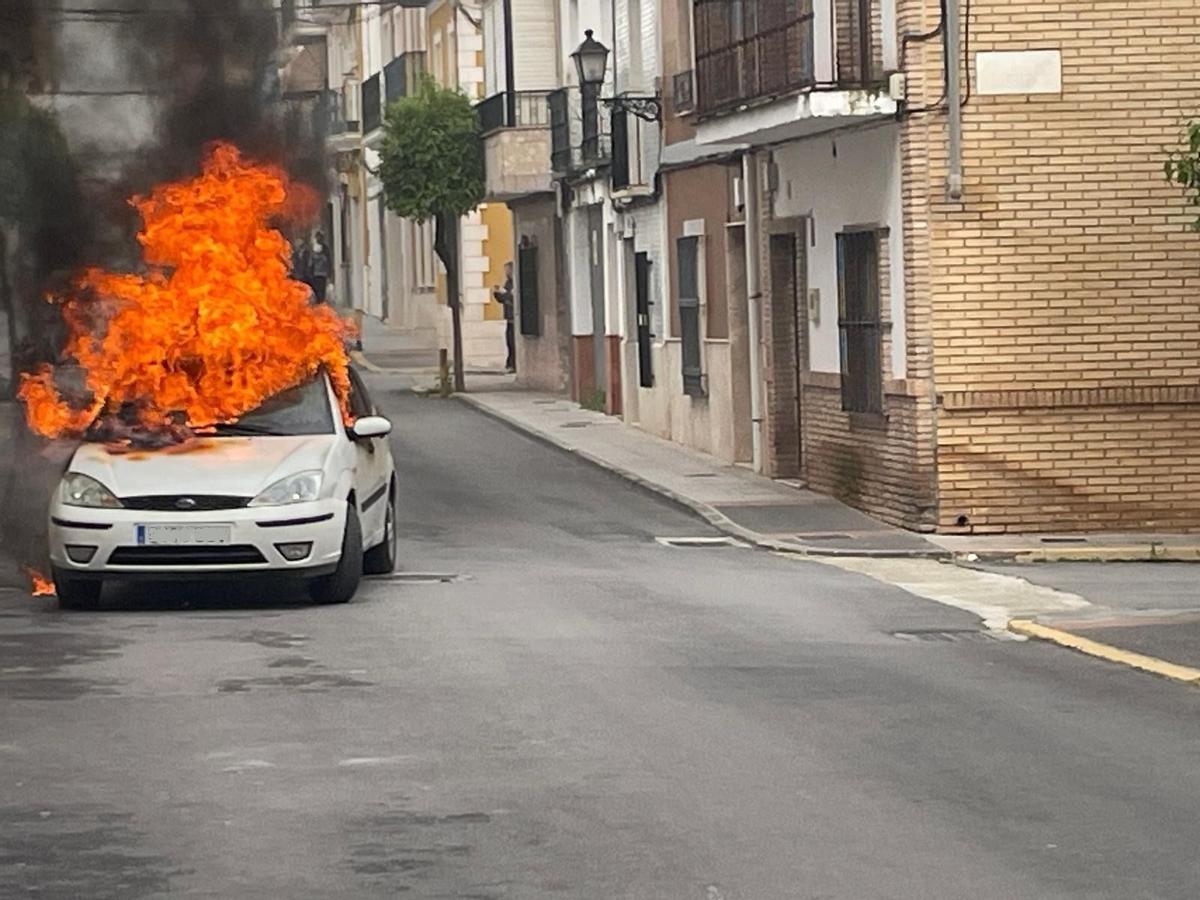 Aparatoso incendio de un vehículo en plena calle en Puente Genil.