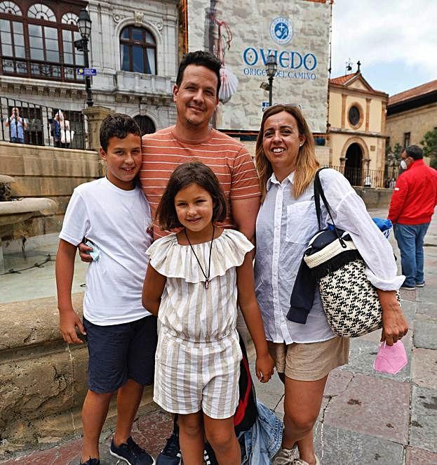 Álvaro Parra e Isabel Nieto, con sus hijos, Álvaro y Cayetana. | Luisma Murias