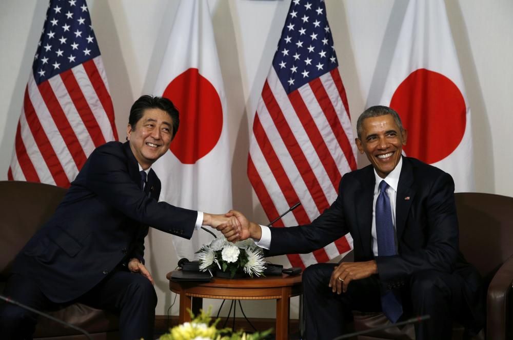 Obama y Shinzo Abe visitan Pearl Harbor