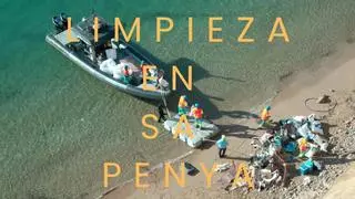 Patinetes, colchones y un permiso de conducir: el Ayuntamiento de Ibiza limpia por enésima vez el acantilado situado junto a la ciudadela Patrimonio de la Humanidad