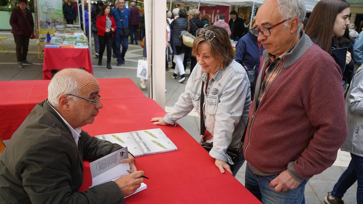 Pep Garcia signant un exemplar del llibre 2.000.709,61€ al Passeig de Manresa