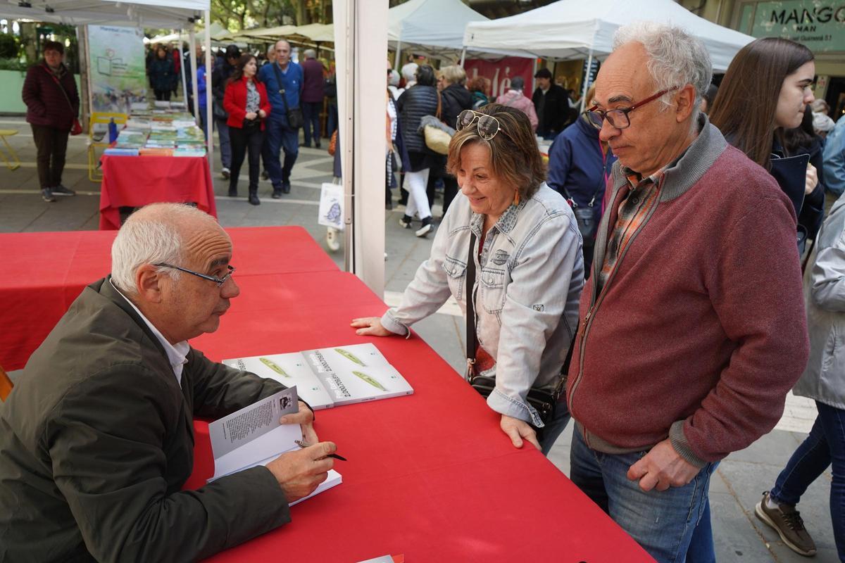 Pep Garcia signant un exemplar del llibre 2.000.709,61€ al Passeig de Manresa