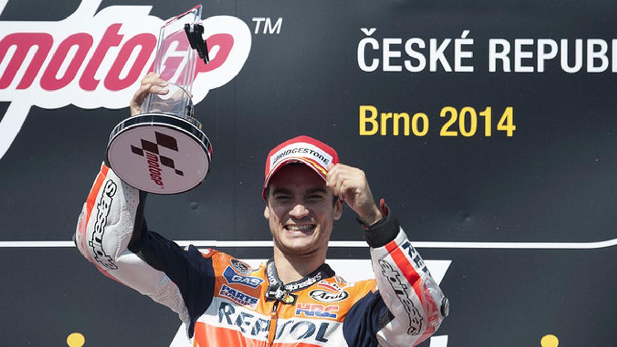 Dani Pedrosa posa con el trofeo que lo acredita como ganador del GP de la República Checa, en el circuito de Brno