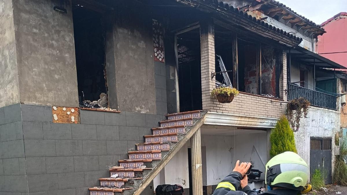 Un bombero comprueba que no hay puntos calientes con una cámara térmica.