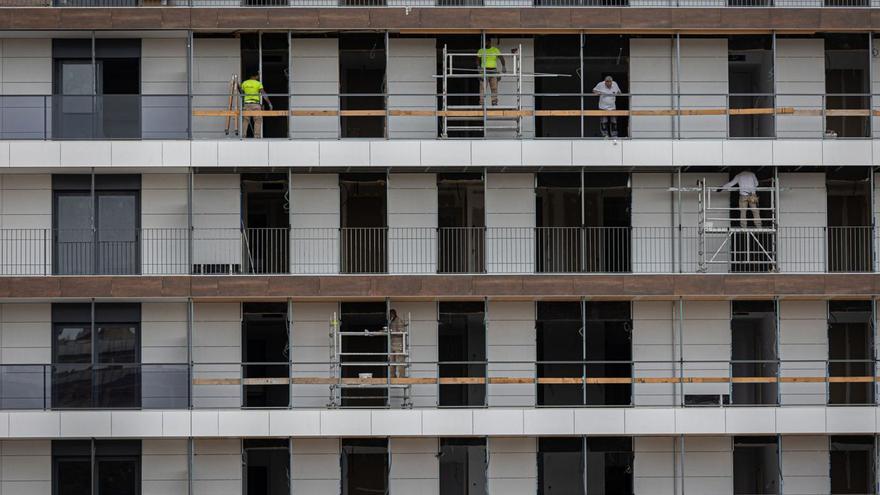 El ple de Girona aprova reclamar els 63 pisos buits que té la Sareb a la ciutat