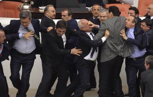 Políticos pelean en el Parlamento de Turquía